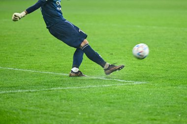 Futbolcu topa vuruyor. Futbol maçında oyuncunun bacakları ve topu..