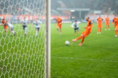 Penaltı vuruşu sırasında kale ve futbolcu ile kalenin ayrıntıları.