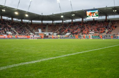 Arka plandaki saha futbol maçında beyaz çizgi