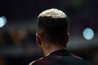 Futbolcunun kafasının arkası saçları beyaza boyanmış.