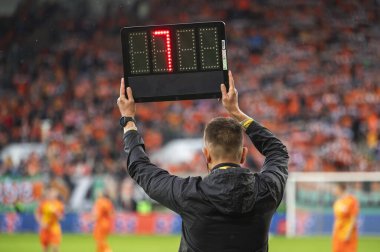 Teknik hakem, futbol maçında fazladan zaman gösteriyor..
