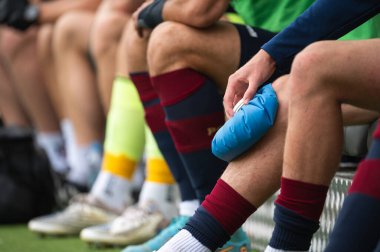 Yaralı futbolcu sahada yatıyor..