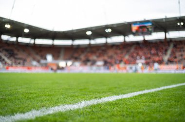 Arka plandaki saha futbol maçında beyaz çizgi