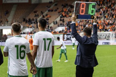 Takım menajeri futbol maçında oyuncuların yerini aldığını gösterdi.