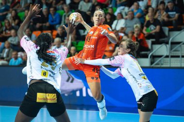 LUBIN, POLAND - 23 Eylül 2023: Hentbol EHF Şampiyonlar Ligi kadınları KGHM MKS Zaglebie Lubin, Vipers Kristiansand 'a karşı. Eylem halinde Patricia Machado Matieli.