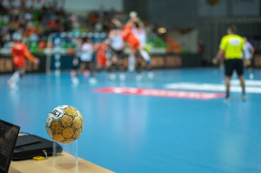 LUBIN, POLAND - 23 Eylül 2023: Hentbol EHF Şampiyonlar Ligi kadınları KGHM MKS Zaglebie Lubin - Vipers Kristiansand. Hentbol hakem masasında..