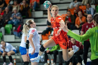 LUBIN, POLAND - 24 Ekim 2023: Hentbol Süper Ligi kadınları MKS Zaglebie Lubin - AWS Energa Szypiorno Kalisz. Hareket halindeki Michalak Daria