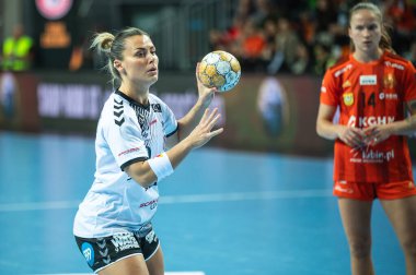 LUBIN, POLAND - 28 Ekim 2023: Hentbol EHF Şampiyonlar Ligi kadınları KGHM MKS Zaglebie Lubin - Esbjerg Takımı. Penaltı atışı Mork Nora.