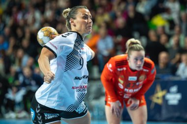 LUBIN, POLAND - 28 Ekim 2023: Hentbol EHF Şampiyonlar Ligi kadınları KGHM MKS Zaglebie Lubin - Esbjerg Takımı. Aslında Mork Nora.