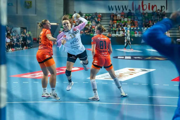 LUBIN, POLAND - 23 Eylül 2023: Hentbol EHF Şampiyonlar Ligi kadınları KGHM MKS Zaglebie Lubin - Vipers Kristiansand. Vyakhireva hareket halinde Anna