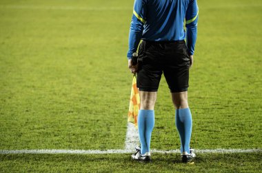 Maç boyunca futbol hakemi asistanı.