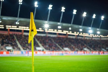 Maç sırasında stadyumdaki futbol sahasının köşesinde..