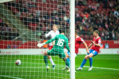 Futbol kalesi ve futbol maçı arka planda