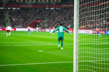 Futbol kalesi ve futbol maçı arka planda