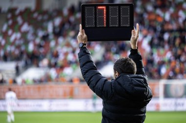 Teknik hakem, futbol maçında fazladan zaman gösteriyor..