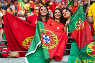 LEIPZIG, GERMANY - 18 Haziran 2024: Euro 2024 Groupe F maçı Portekiz - Çek 2: 1. Portekizliler kadınları destekliyor.