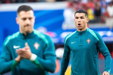 LEIPZIG, GERMANY - 18 Haziran 2024: Euro 2024 Groupe F maçı Portekiz - Çek 2: 1. Maçtan önce Portekiz taraftarı. Isınma sırasında Cristiano Ronaldo.