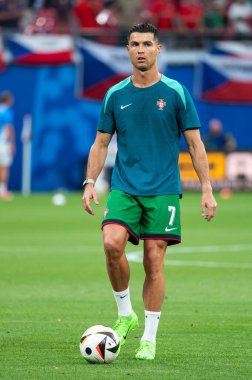 LEIPZIG, GERMANY - 18 Haziran 2024: Euro 2024 Groupe F maçı Portekiz - Çek 2: 1. Maçtan önce Portekiz taraftarı. Isınma sırasında Cristiano Ronaldo.