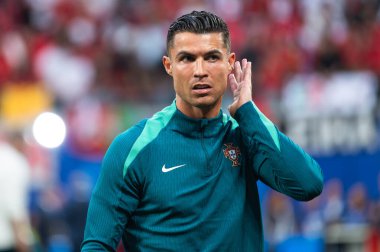 LEIPZIG, GERMANY - 18 Haziran 2024: Euro 2024 Groupe F maçı Portekiz - Çek 2: 1. Maçtan önce Portekiz taraftarı. Isınma sırasında Cristiano Ronaldo.