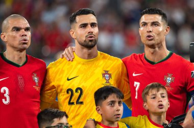 LEIPZIG, GERMANY - 18 Haziran 2024: Euro 2024 Groupe F maçı Portekiz - Çek 2: 1. Pepe (L) kaleci Diogo Costa ve Cristiano Ronaldo (R).