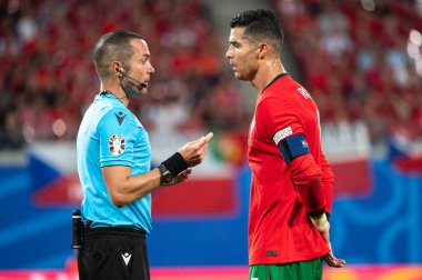 LEIPZIG, GERMANY - 18 Haziran 2024: Euro 2024 Groupe F maçı Portekiz - Çek 2: 1. Hakem Marco Guida ve Cristiano Ronaldo.