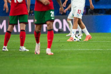 LEIPZIG, GERMANY - 18 Haziran 2024: Euro 2024 Groupe F maçı Portekiz - Çek 2: 1. Top sahanın ortasında ve oyuncuların bacakları.