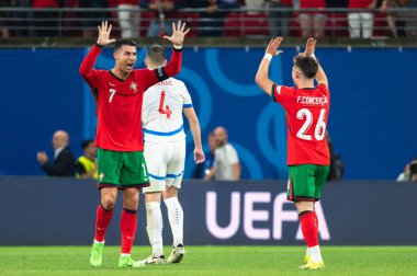 LEIPZIG, GERMANY - 18 Haziran 2024: Euro 2024 Groupe F maçı Portekiz - Çek 2: 1. Cristiano Ronaldo (L) ve Francisco Conceicao maçı kazandıktan sonra.