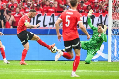 BERLİN, GERMANY - 21 Haziran 2024: Euro 2024 Grup D maçı Polonya - Avusturya 1: 3. Aslında Marko Arnautoviç (L) ve kaleci Wojciech Szczesny.