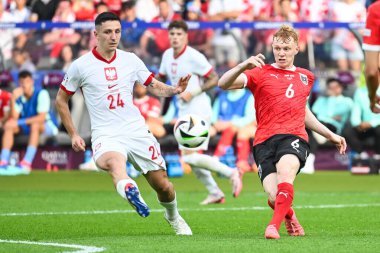 BERLİN, GERMANY - 21 Haziran 2024: Euro 2024 Grup D maçı Polonya - Avusturya 1: 3. Bartosz Slisz (L) Nicolas Seiwald (R)).