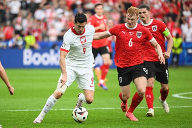 BERLİN, GERMANY - 21 Haziran 2024: Euro 2024 Grup D maçı Polonya - Avusturya 1: 3. Robert Lewandowski (L) Nicolas Seiwald (R)).