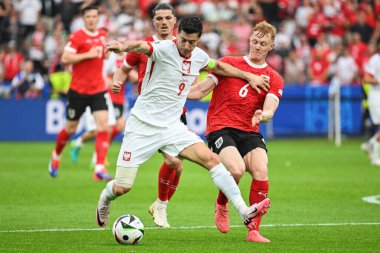 BERLİN, GERMANY - 21 Haziran 2024: Euro 2024 Grup D maçı Polonya - Avusturya 1: 3. Robert Lewandowski (L) Nicolas Seiwald (R)).
