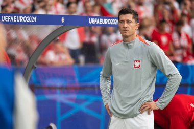 BERLİN, GERMANY - 21 Haziran 2024: Euro 2024 Grup D maçı Polonya - Avusturya 1: 3. Robert Lewandowski yedek oyuncuların önünde.