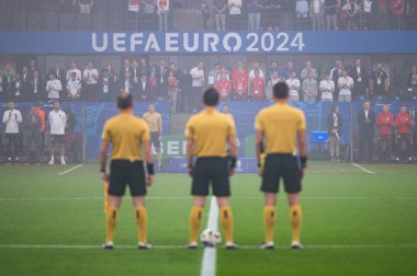BERLİN, GERMANY - 21 Haziran 2024: Euro 2024 Grup D maçı Polonya - Avusturya 1: 3. Maçın ortasındaki maçtan önceki hakemler.