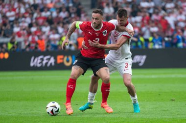 BERLİN, GERMANY - 21 Haziran 2024: Euro 2024 Grup D maçı Polonya - Avusturya 1: 3. Aslında Marko Arnautoviç (L) Pawel Dawidowicz (R)).