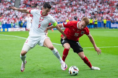BERLİN, GERMANY - 21 Haziran 2024: Euro 2024 Grup D maçı Polonya - Avusturya 1: 3. Robert Lewandowski (L) Philipp Lienhart (R))