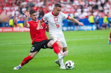 BERLİN, GERMANY - 21 Haziran 2024: Euro 2024 Grup D maçı Polonya - Avusturya 1: 3. Eylemde Romano Schmid (L) ve Przemyslaw Frankowski (R)).