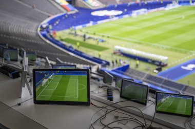 Futbol stadyumunda monitörlü yorum istasyonları
