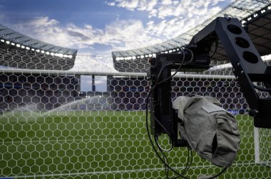 Futbol stadyumundaki kalenin arkasındaki kamera.