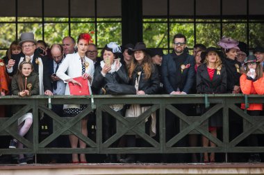 WROCLAW, POLAND - 5 Mayıs 2018: At yarışı - WTWK Partynice 'de sezonun açılışı. VIP Tribünündeki insanlar.