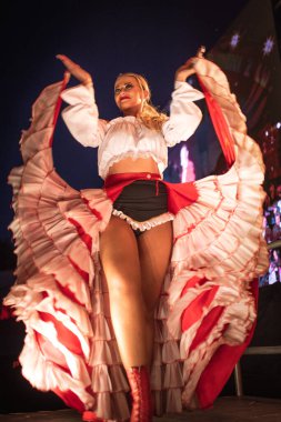 LUBIN, POLAND - 8 Haziran 2019: Cancan dansçısı demiryolu hattının yeniden açılışını kutladı.