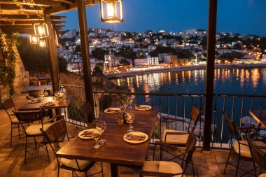 ULCINJ, MONTENEGRO - 22 Haziran 2019: Gece manzaralı restoranlar.