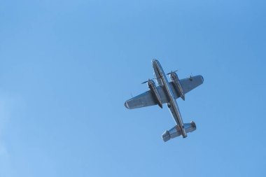 KOSTRZYN NAD ODRA, POLAND - 1 AĞUSTOS 2019: 25. Pol 'and' Rock Festivali 'nin açılışında mavi gökyüzündeki tarihi uçak.