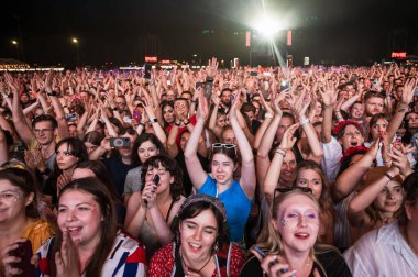 WROCLAW, POLAND - 12 AĞUSTOS 2023: Festival Meskie Granie (Adam oynuyor) sahnenin önünde seyirci kitlesi