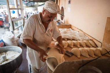 KHONI, GEORGIA - 21 AĞUSTOS 2023: geleneksel Gürcistan ekmeği pişiren fırıncı.