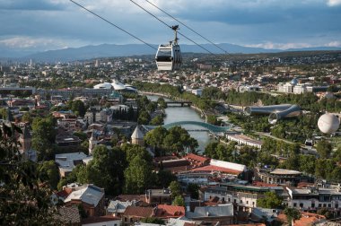 TBILISI, GEORGIA - 19 AĞUSTOS 2023: Şehir merkezinde hava manzarası