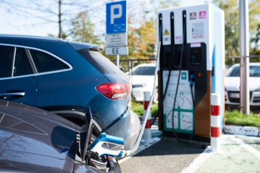 Şarj istasyonunda elektrikli araba şarj etmek.