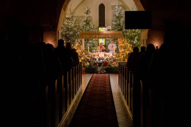 TYMOWA, POLAND - 24 Aralık 2023: Katolik Kilisesi 'nde Noel gecesi ayini.