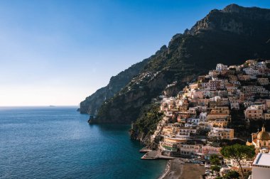 Güneşli bir günde İtalya Positano 'da Amalfi Sahili.