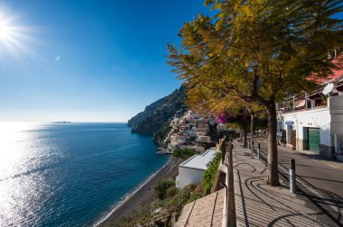 POSITANO, İtalya - 13 Ocak 2024: güneşli bir günde İtalya 'nın Positano kentinde Amalfi Sahili.