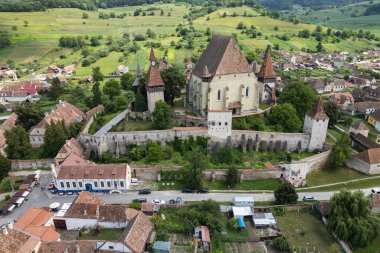 BIERTAN, ROMANIA - 25 Haziran 2024: Eski güçlendirilmiş kilise Biertan, Romanya.  